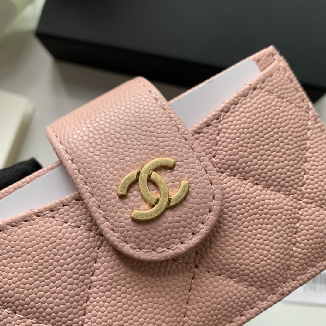 Chanel 小香风琴卡包 这款卡包与普通卡包不同 一个风琴设计 可以很轻易的就看到每一张卡并且不用费力抠出来