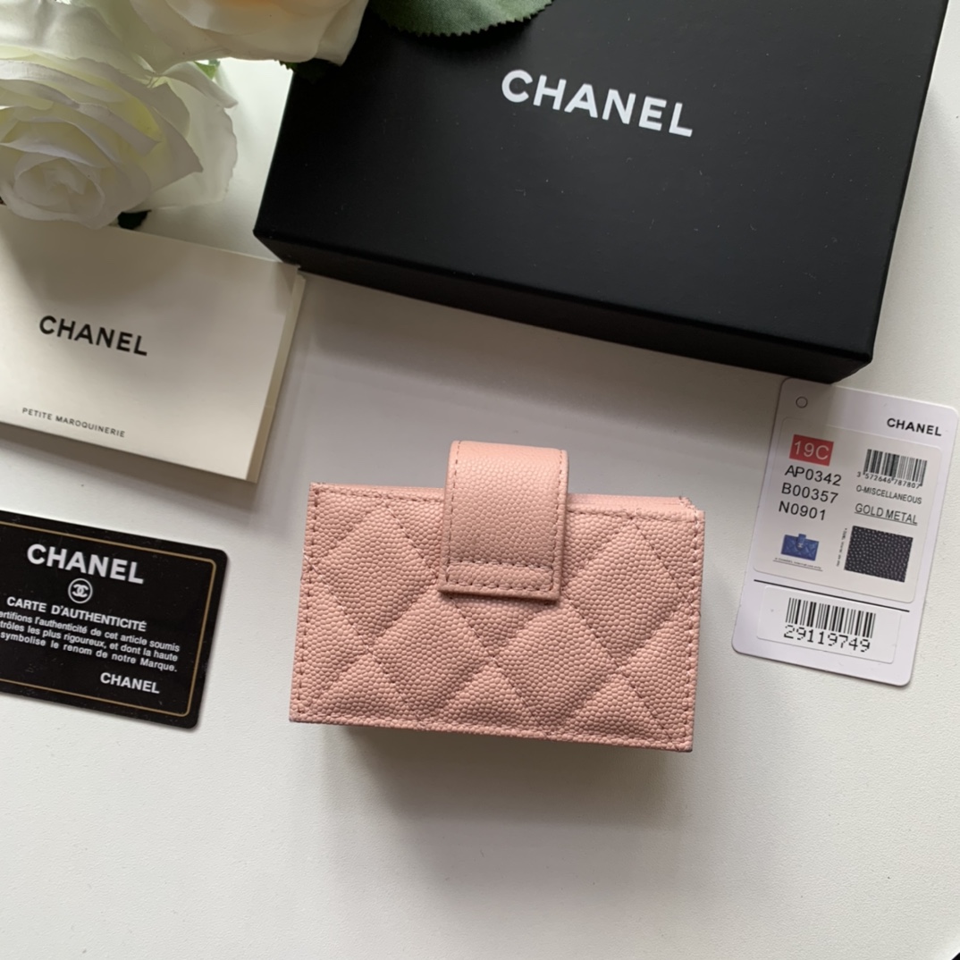Chanel 小香风琴卡包 这款卡包与普通卡包不同 一个风琴设计 可以很轻易的就看到每一张卡并且不用费力抠出来
