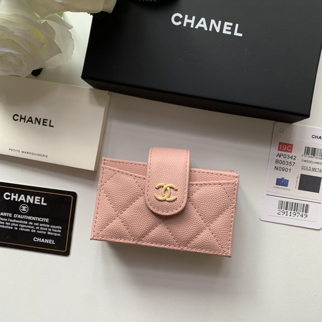 Chanel 小香风琴卡包 这款卡包与普通卡包不同 一个风琴设计 可以很轻易的就看到每一张卡并且不用费力抠出来