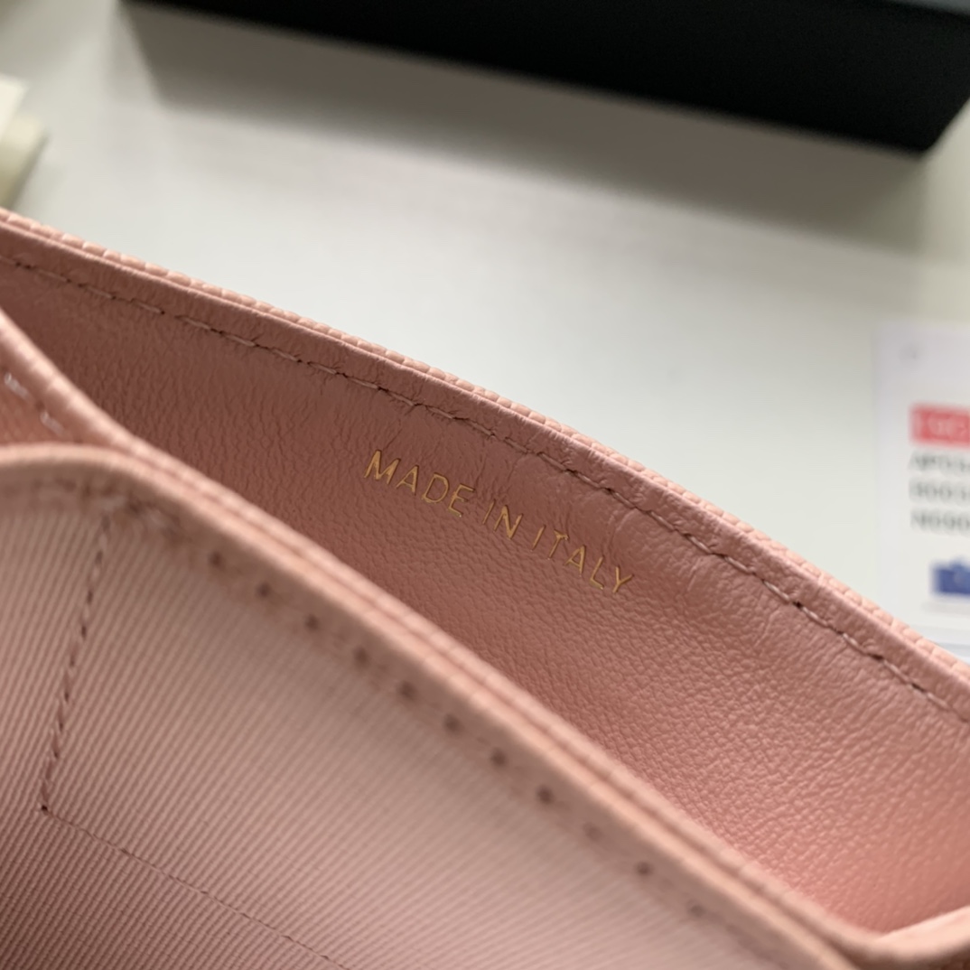 Chanel 小香风琴卡包 这款卡包与普通卡包不同 一个风琴设计 可以很轻易的就看到每一张卡并且不用费力抠出来