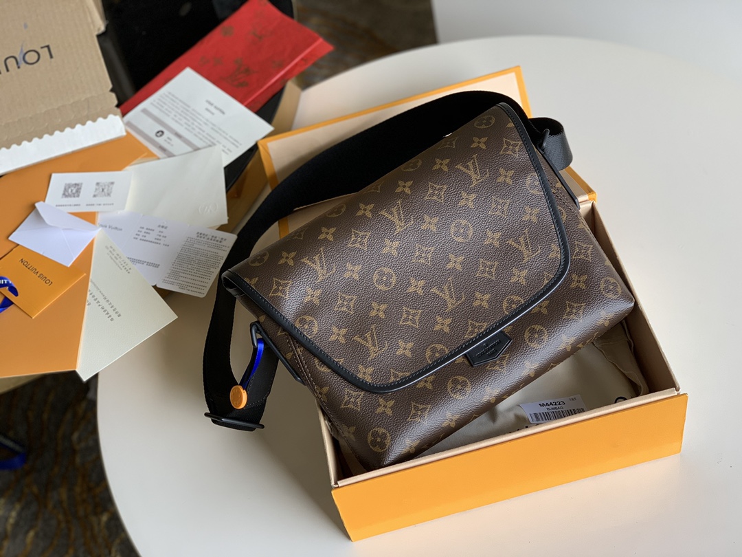 NO:396275,[Exclusive real photo of M44223 presbyterian] This Odyssey small postal bag made of Monogram Eclipse canvas is introverted and is an ideal choice for casual business style. The wide shoulder straps and soft body ensure comfort in the back. Size27.0×22.5×7.5cm T.,LV [original leather],louis vuitton19860909【独家实拍M44223老花】此款由Monogram Eclipse帆布裁制而成的Odyssey小号邮差包风格内敛,是打造休闲商务造型的理想之选.宽大的肩带与柔软的包身确保背携舒适度.Size27.0×22.5×7.5cm T.,LV【原厂皮】,louis vuitton,Bag