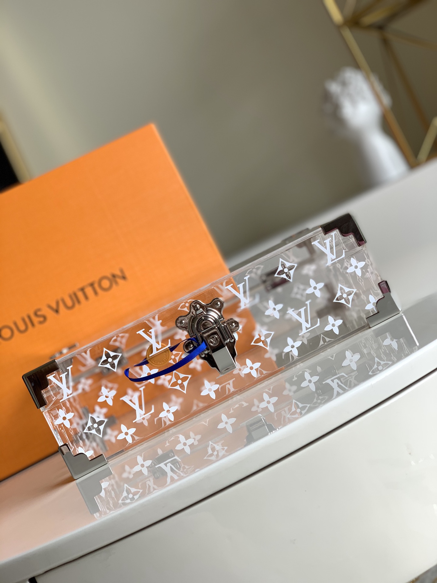 NO:396277,[Exclusive real photo GI0489] Plexiglass, high-quality leather and shiny metal jointly create this dazzling decorative box. Multiple details are echoing the classic LV suitcase. This gorgeous new version of the small box can store jewelry and cosmetics - it can also be placed on the dressing table for decoration. Size 30cm×22cm×9.5cm Z.,LV [original leather],louis vuitton19860909【独家实拍GI0489】有机玻璃、优质皮革与闪亮金属共同创造出此款亮眼的装饰盒.多处细节设计与经典LV旅行箱遥相呼应,此款风格华丽的新版小盒可存放珠宝与化妆品——亦可置于梳妆台处,作装饰之用.尺寸30cm×22cm×9.5cm Z.,LV【原厂皮】,louis vuitton,Bag