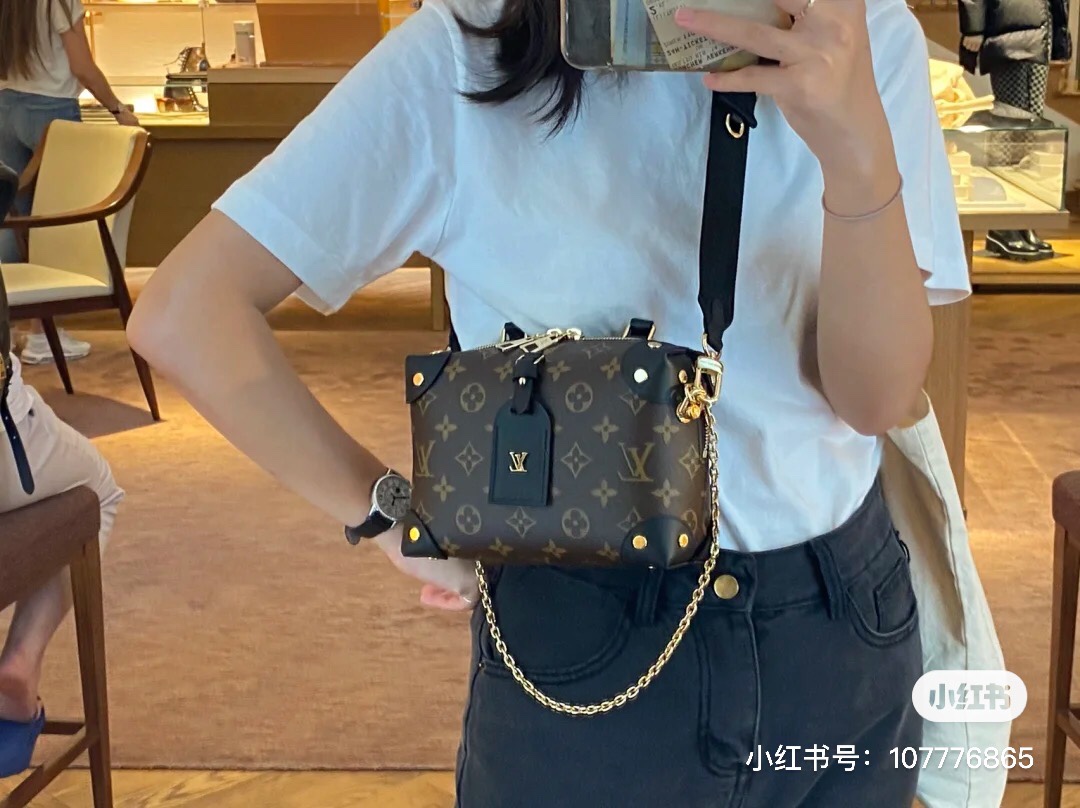 女人👩应该是百变的_
它刚好满足你日常百变的搭配！