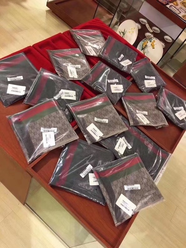 免代购的男款围巾一模一样Gucci重