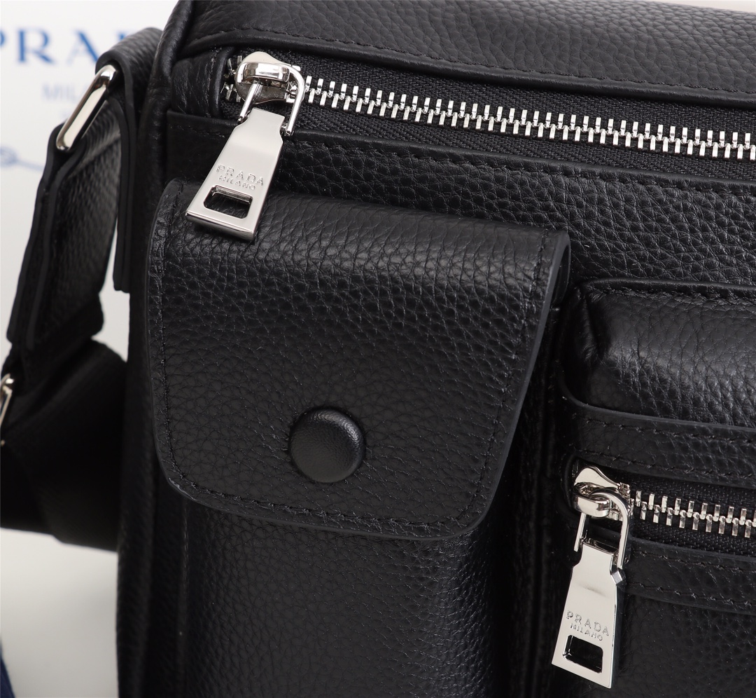 P¥340、型号：-2 Prada发布了新款斜跨包、个性 十足实用非常高的一款。超级柔软的细细摔小荔枝纹