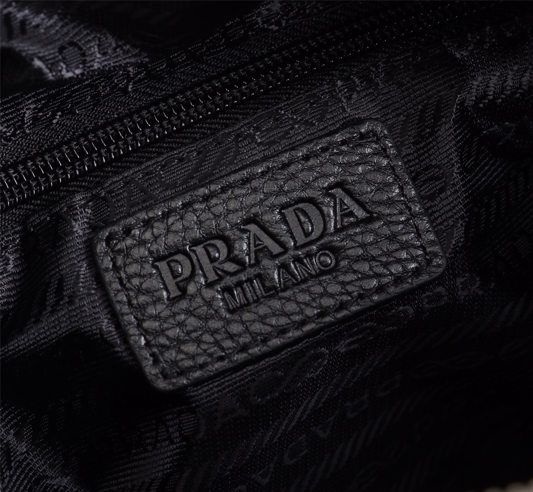 P¥340、型号：-2 Prada发布了新款斜跨包、个性 十足实用非常高的一款。超级柔软的细细摔小荔枝纹