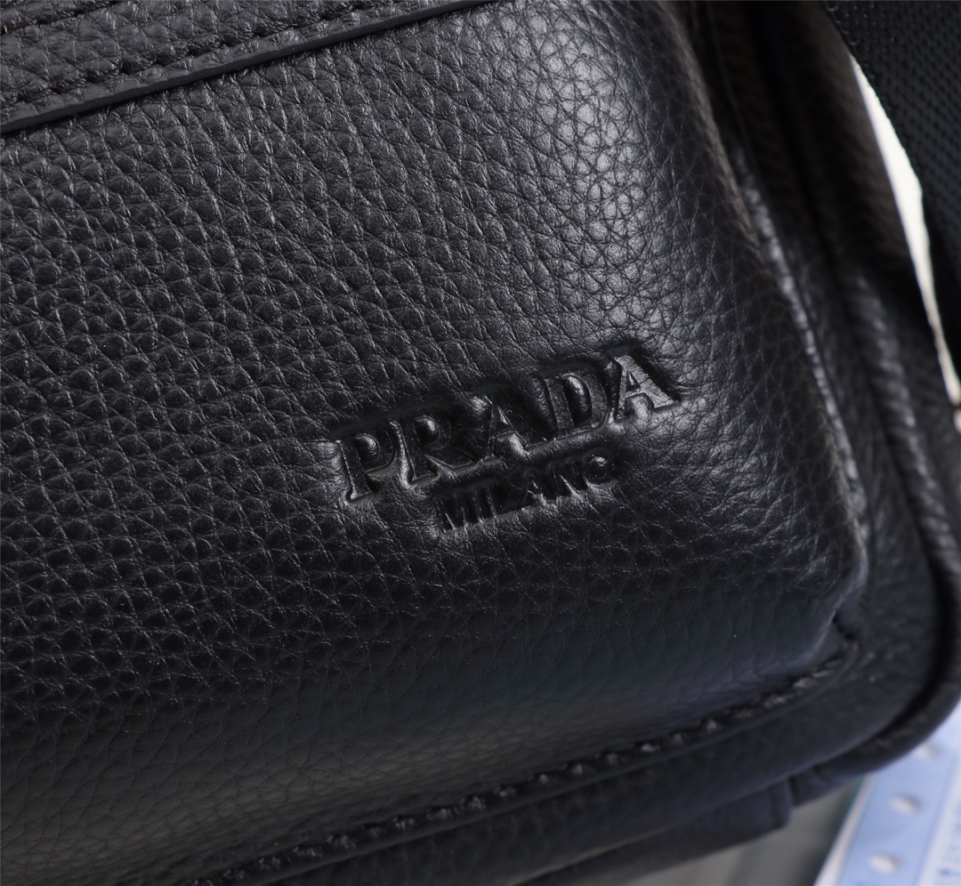 P¥340、型号：-2 Prada发布了新款斜跨包、个性 十足实用非常高的一款。超级柔软的细细摔小荔枝纹
