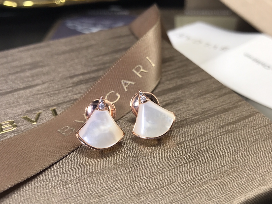 NO:101646,Baojia Fritillaria skirt earrings, versatile style, Bulgari earrings, bvlgari, skirts19860909宝家贝母裙子耳钉,百搭款,宝格丽耳钉,bvlgari,skirts,Jewelry