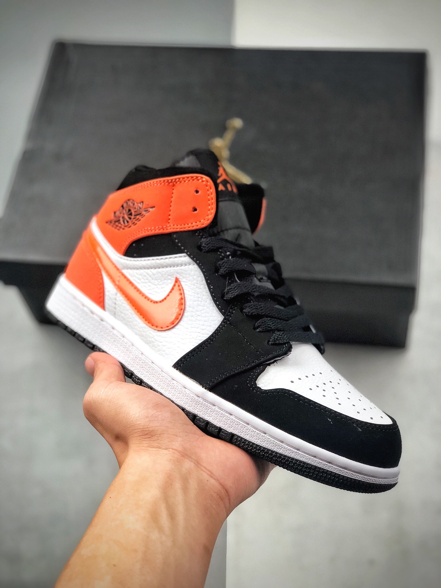 (UGG AJ1 edición conjunta con forro) Air Jordan 1 Mid Shattered Blackboard mid, negro naranja AJ1 Jordan 1, aj1, mid, n…