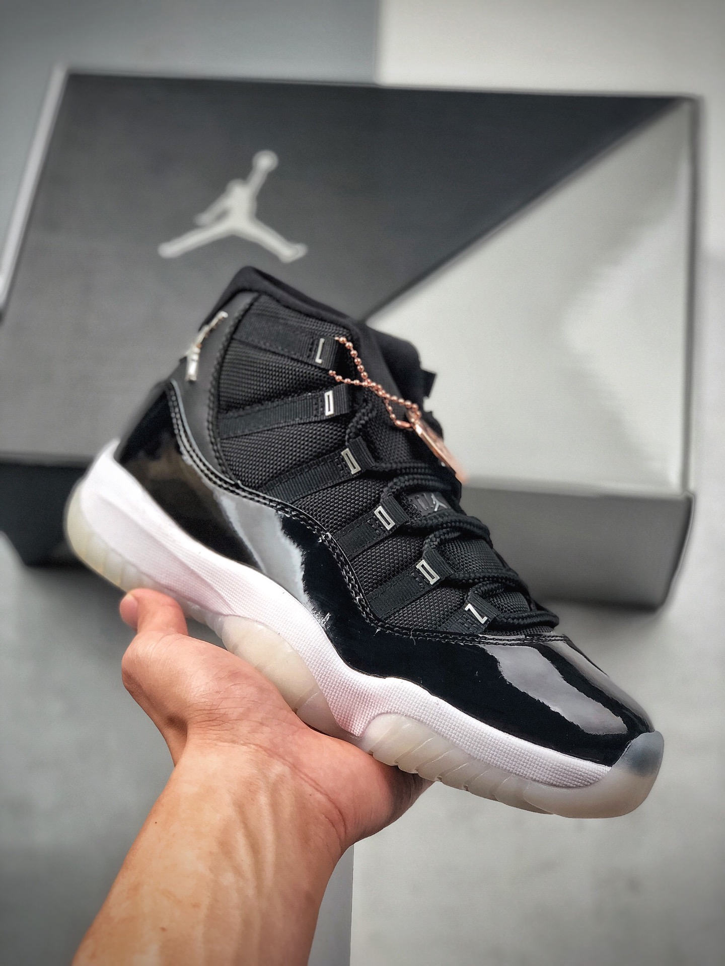 Air Jordan 11 " Silver Eyelets " AJ11乔11 大魔王2.0 男子文化篮球鞋该款整双鞋以黑色为主调，黑色的大漆皮搭配尼龙鞋面，白色的中底加上乳白色水晶外底，与当年的那双大魔王相似度极高…