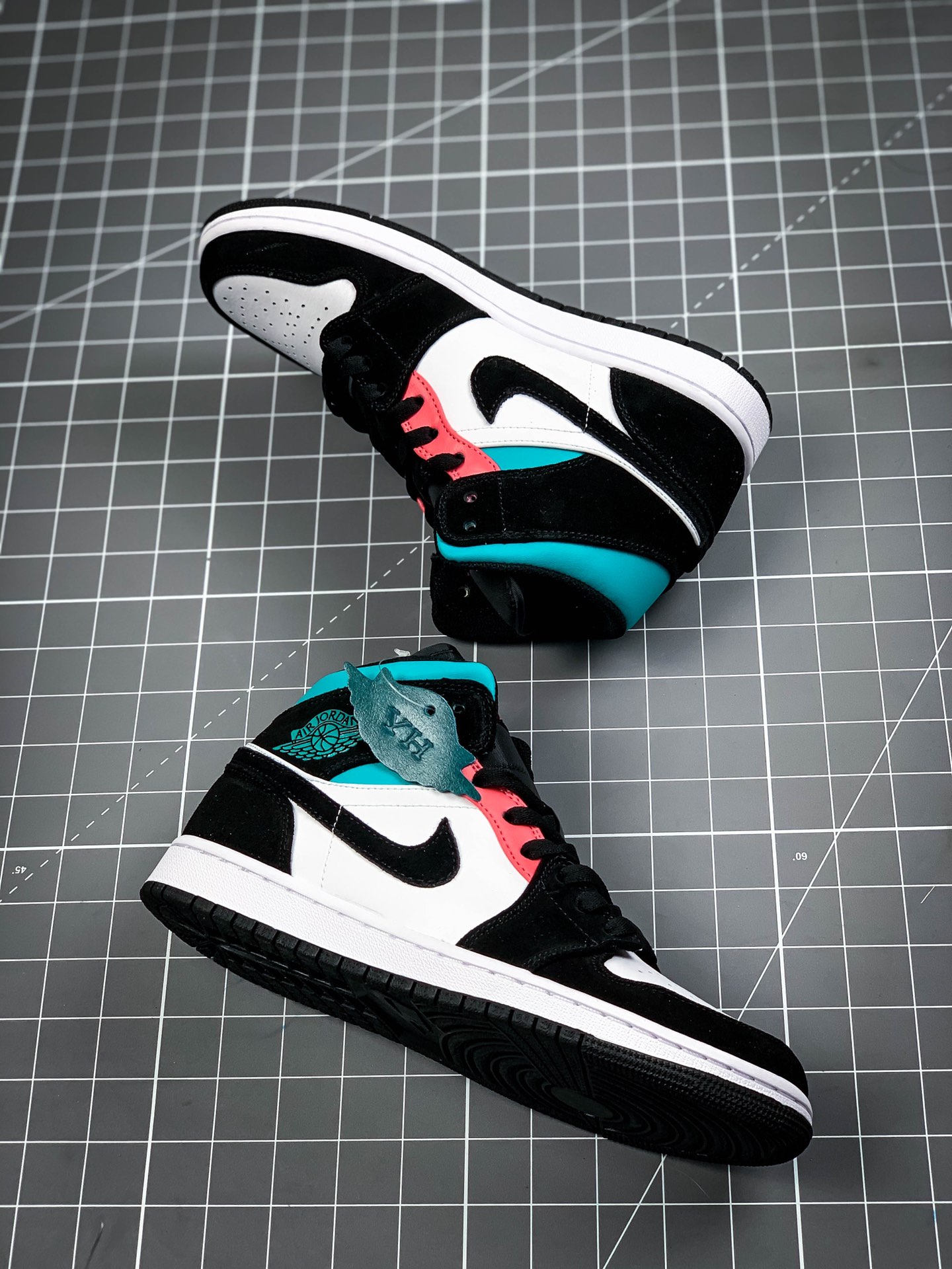240 Air Jordan 1 Mid SE“South Beach”。新南海岸 采用白色主调 bq6931-116