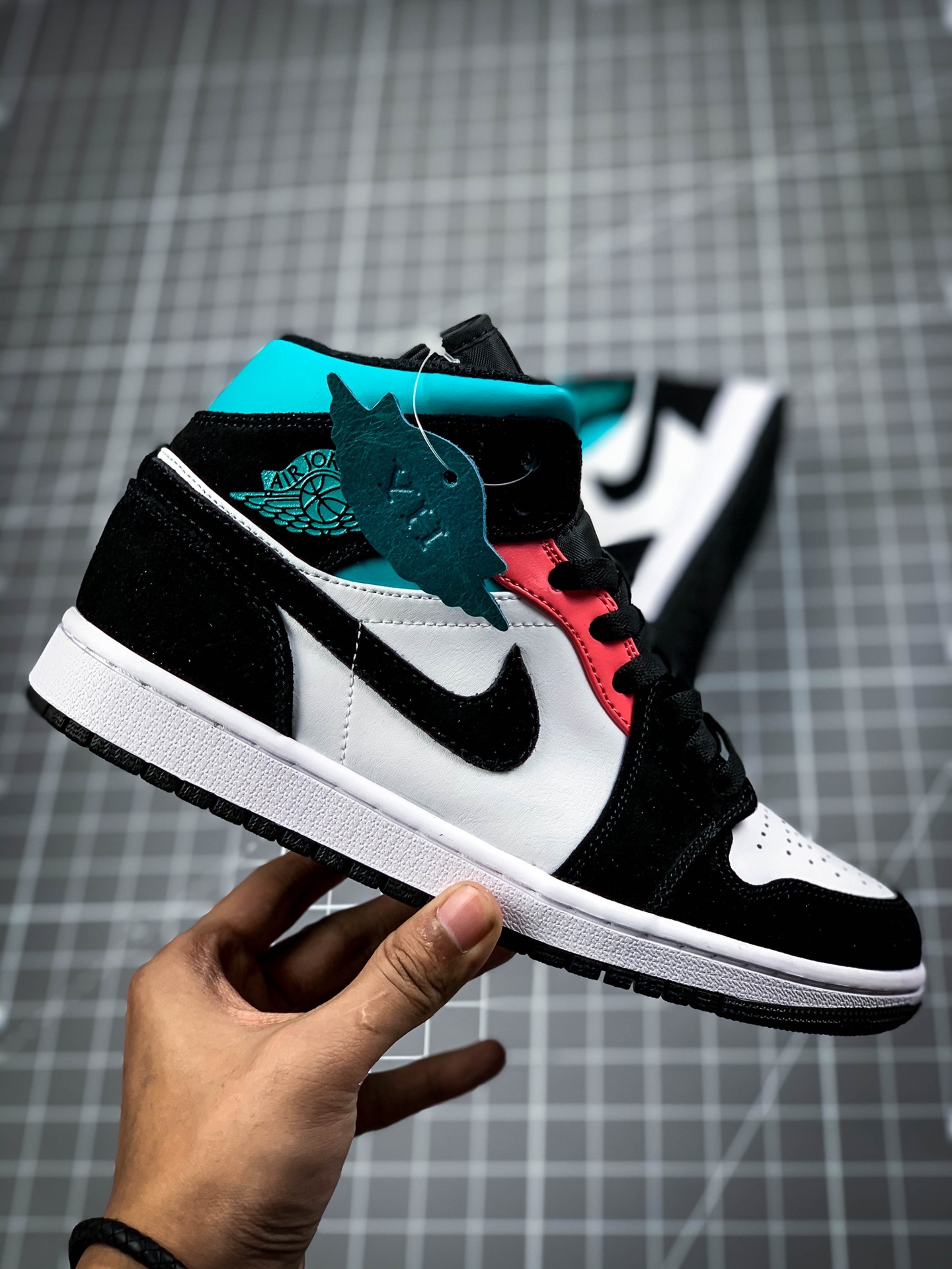 240 Air Jordan 1 Mid SE“South Beach”。新南海岸 采用白色主调 bq6931-116