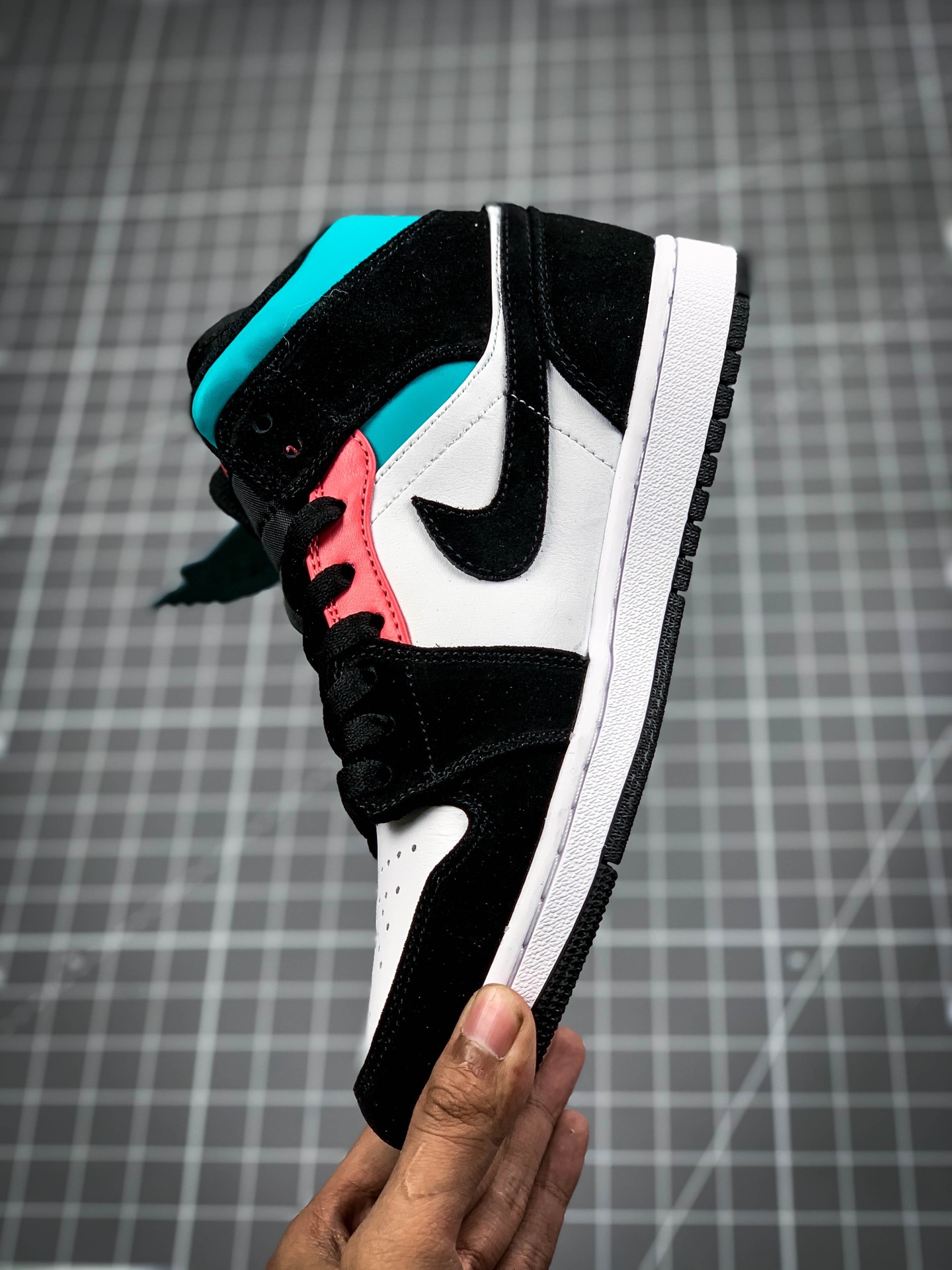 240 Air Jordan 1 Mid SE“South Beach”。新南海岸 采用白色主调 bq6931-116