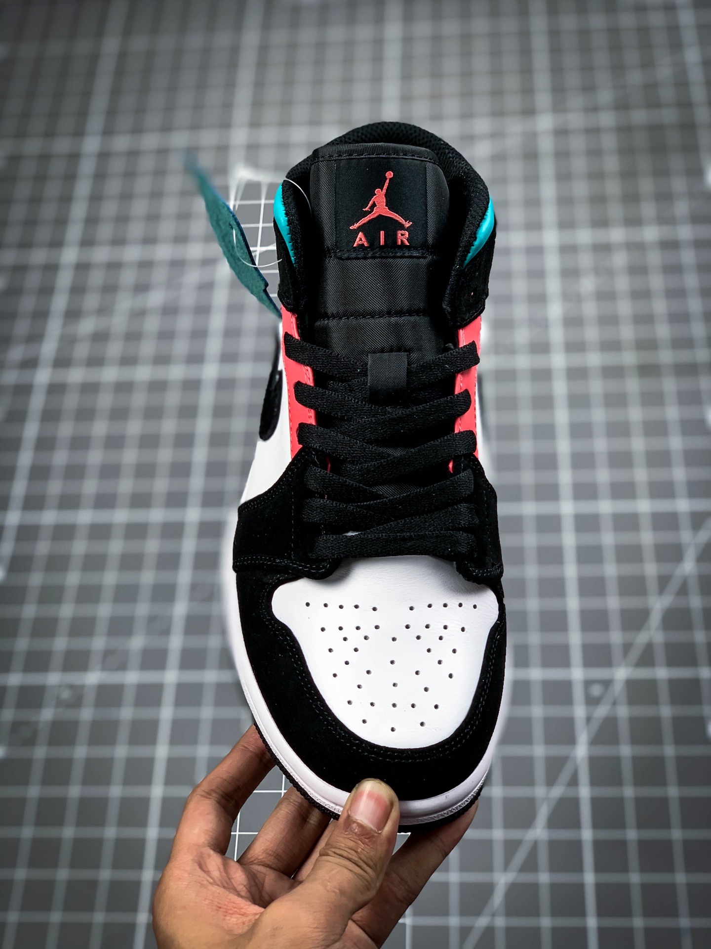 240 Air Jordan 1 Mid SE“South Beach”。新南海岸 采用白色主调 bq6931-116