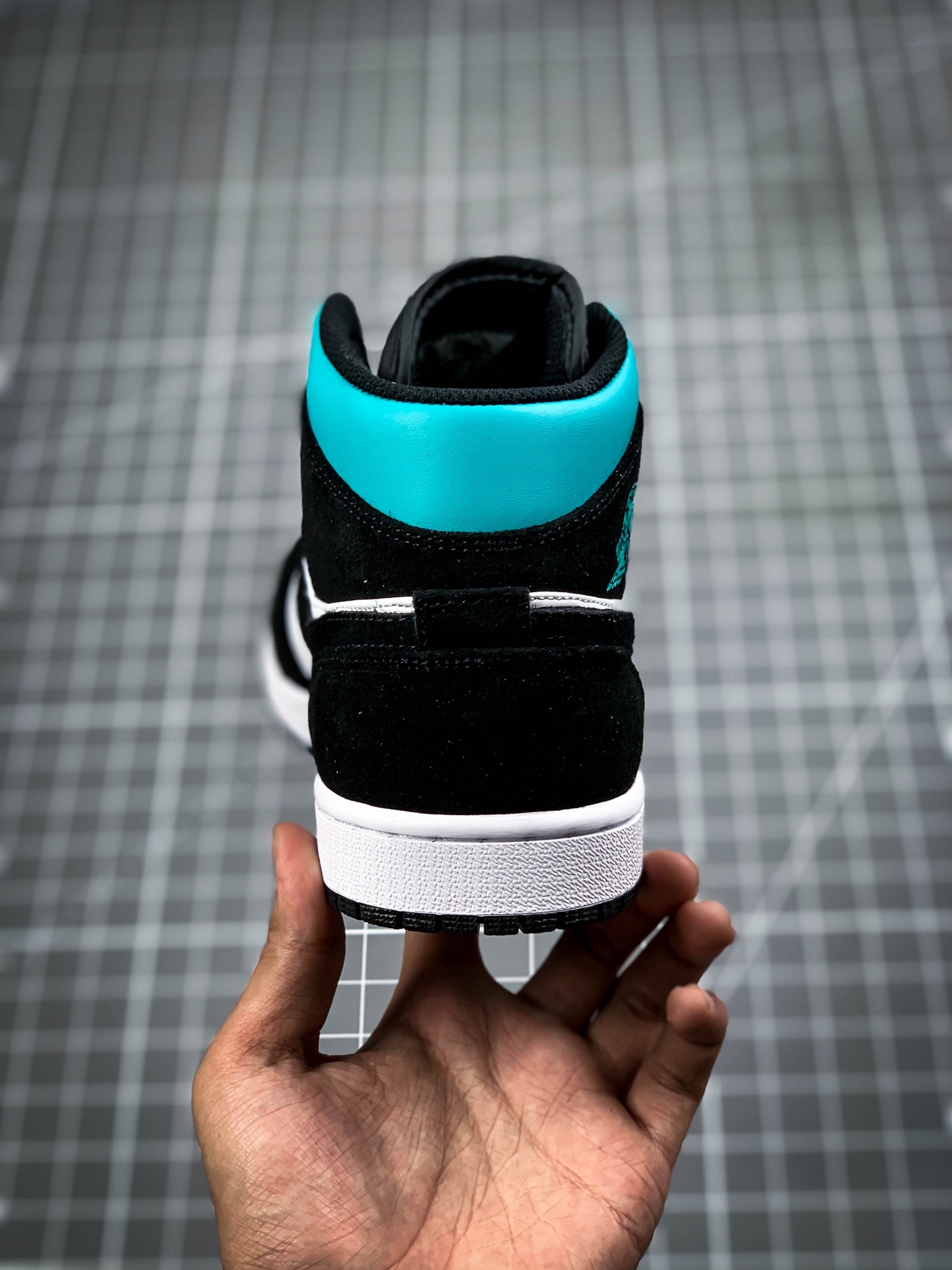 240 Air Jordan 1 Mid SE“South Beach”。新南海岸 采用白色主调 bq6931-116