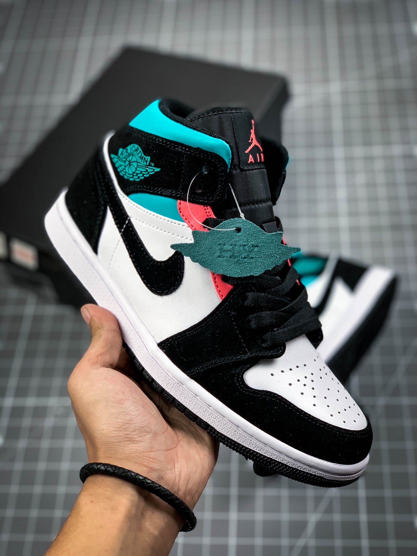 240 Air Jordan 1 Mid SE“South Beach”。新南海岸 采用白色主调 bq6931-116