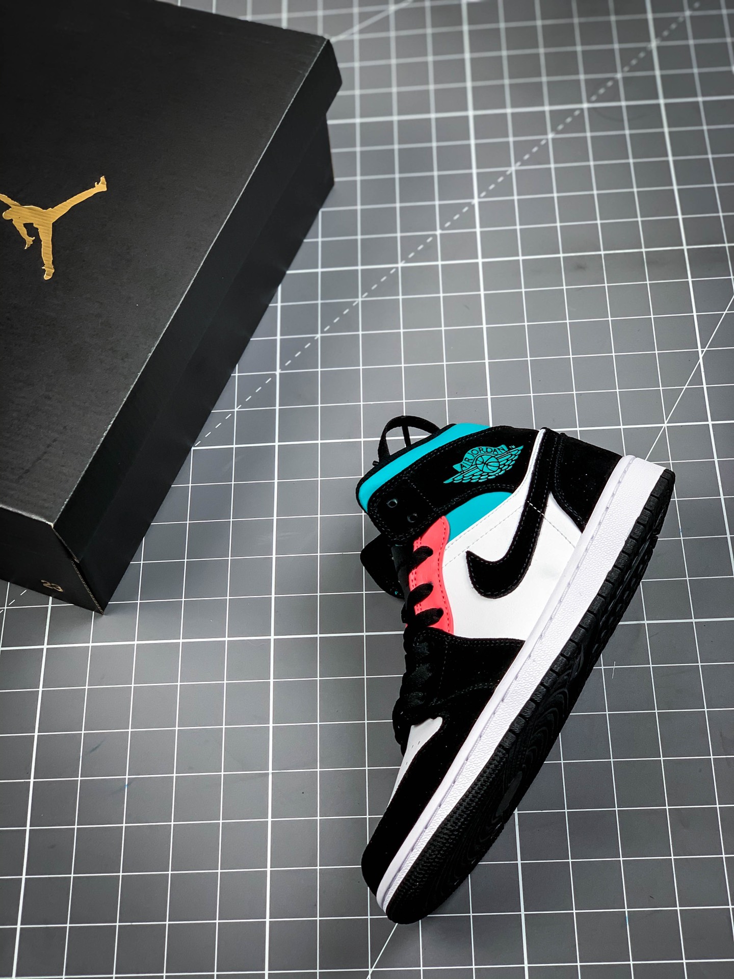 240 Air Jordan 1 Mid SE“South Beach”。新南海岸 采用白色主调 bq6931-116