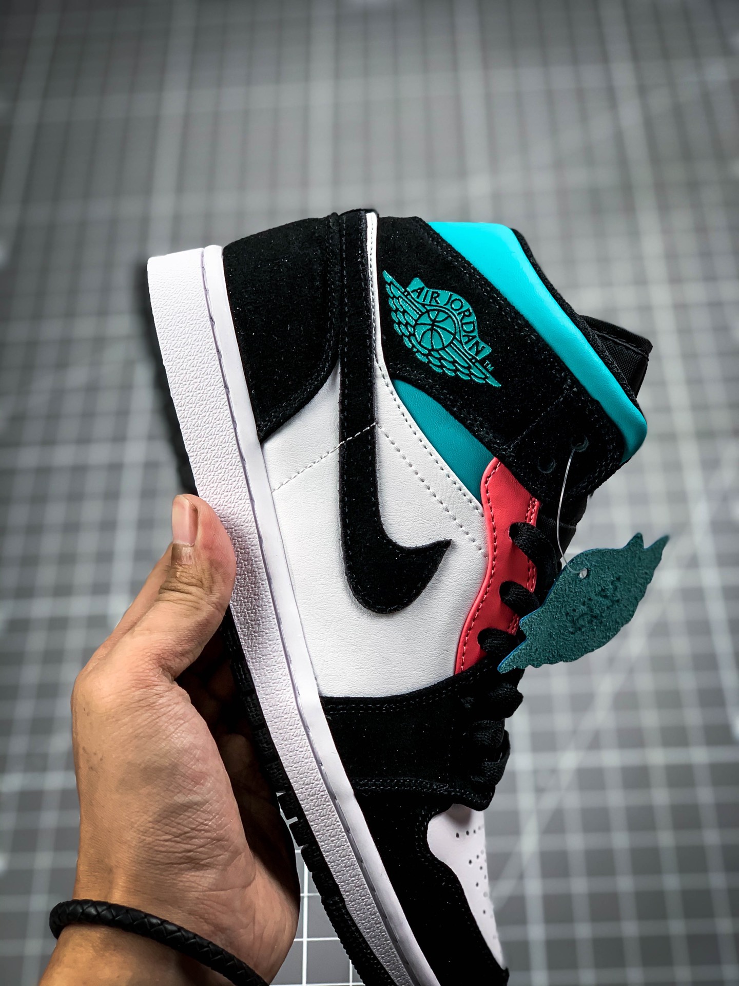 240 Air Jordan 1 Mid SE“South Beach”。新南海岸 采用白色主调 bq6931-116