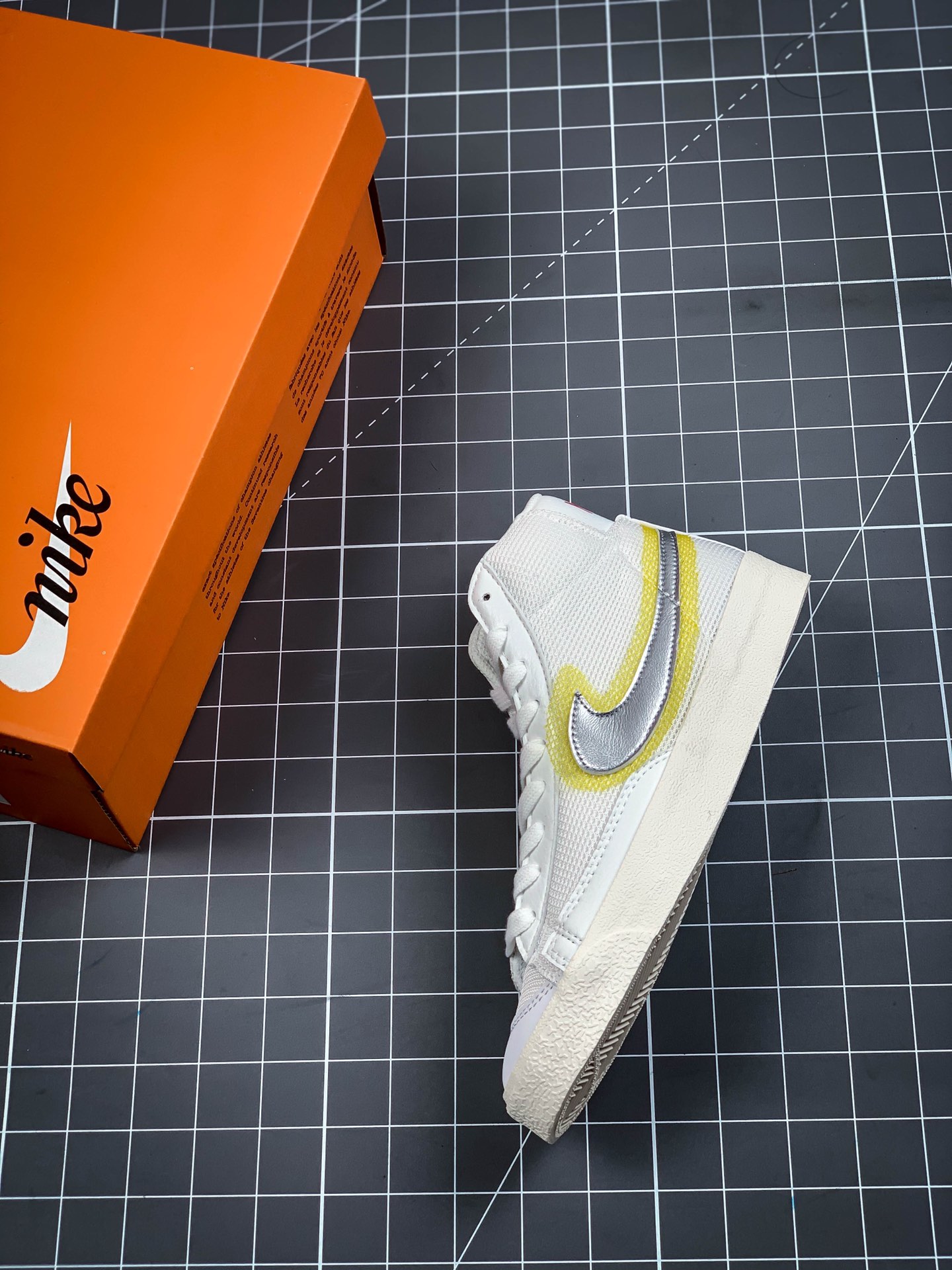 200  Nike Blazer Mid '1977 Vintage WE  新配色白灰CZ8105-100