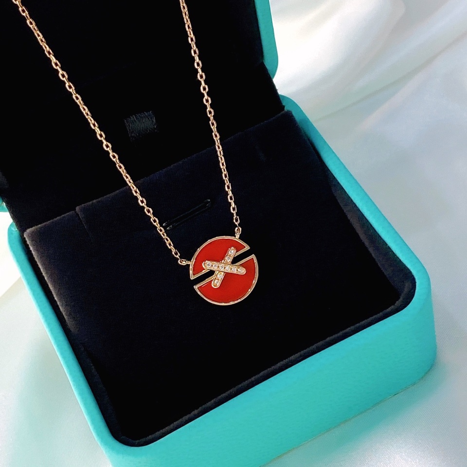 NO:101308,Shangmeiyuan's Lifetime Pearl White Mother of the CHAUME*'s logo style. 925 silver-plated 18K gold material, electroplated thick gold, natural mother of pearl, round is a symbol of harmony and perfection, meaning eternity. Shangmei Paris creates a fate system.  Lifelong Circular Jewelry, this is fashionable emotional jewelry!  ,Shangmei,chaumet19860909尚美缘系一生珍珠白贝母套装 CHAUME*家的标志款式.925银镀18K金材质,电镀厚金,天然珍珠贝母,圆是和谐与完美的象征,意味着永恒.尚美巴黎打造出缘系．一生 圆形首饰,这是时尚的情感首饰！,尚美,chaumet,Jewelry