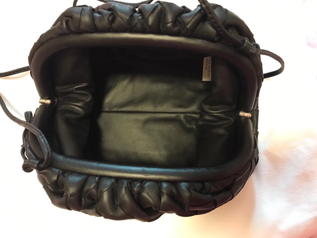 Bottega Veneta THE MINI POUCH 22CM 编织云朵包 585852黑色