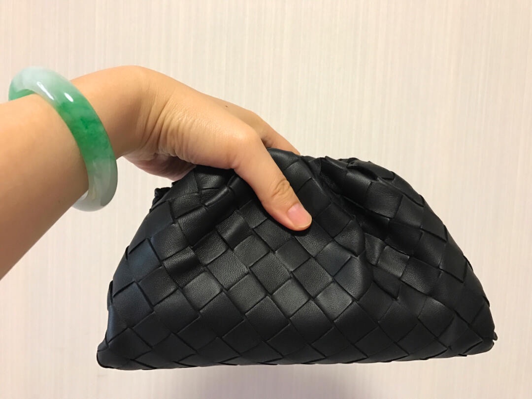 Bottega Veneta THE MINI POUCH 22CM 编织云朵包 585852黑色
