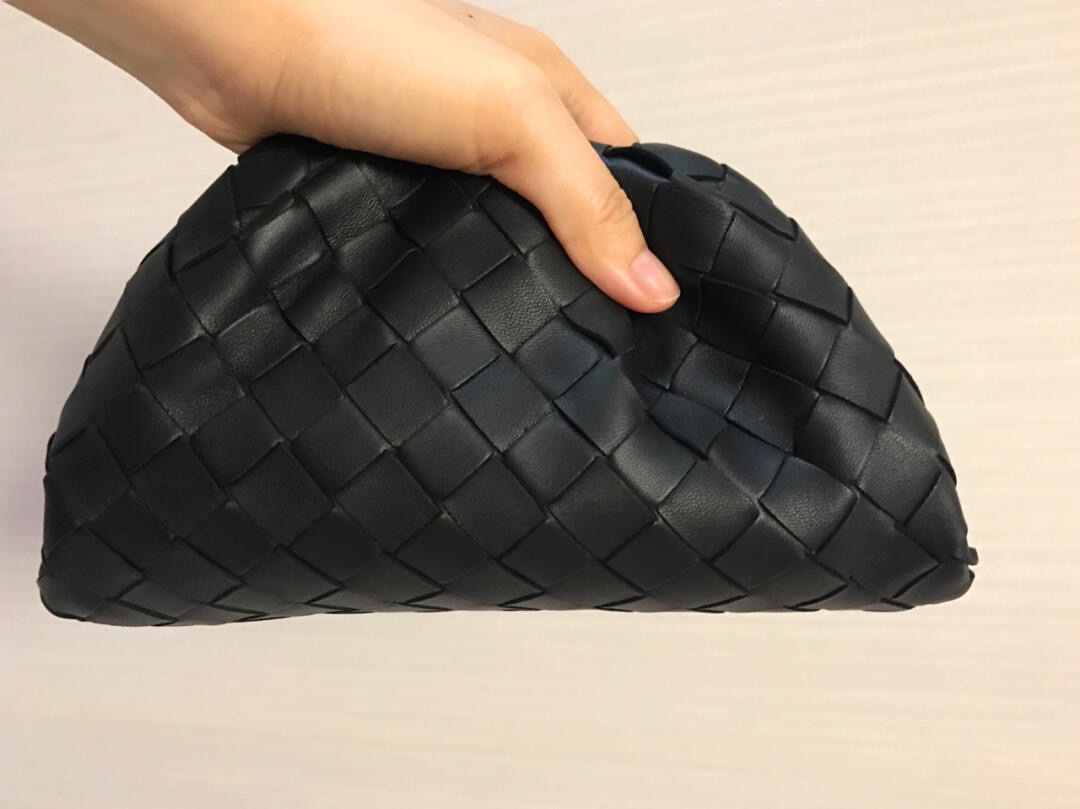 Bottega Veneta THE MINI POUCH 22CM 编织云朵包 585852黑色