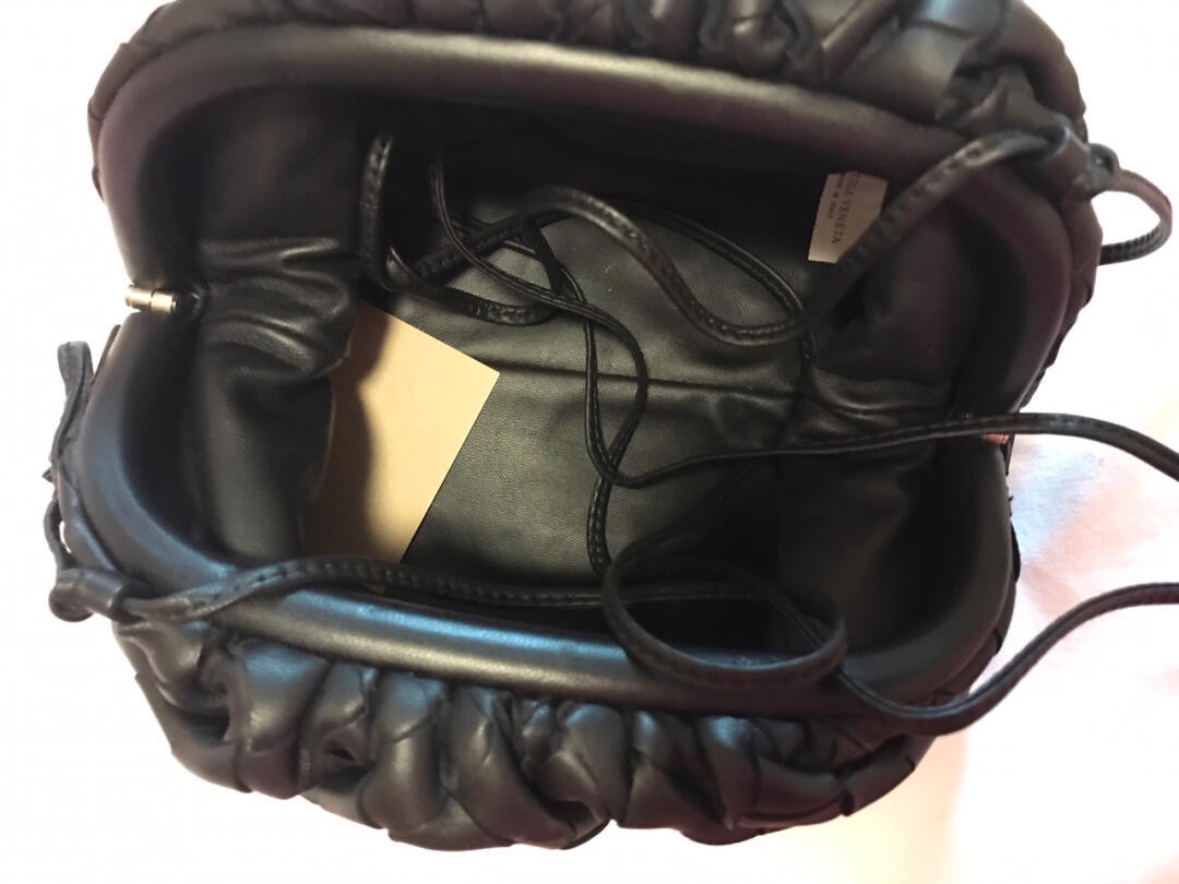 Bottega Veneta THE MINI POUCH 22CM 编织云朵包 585852黑色