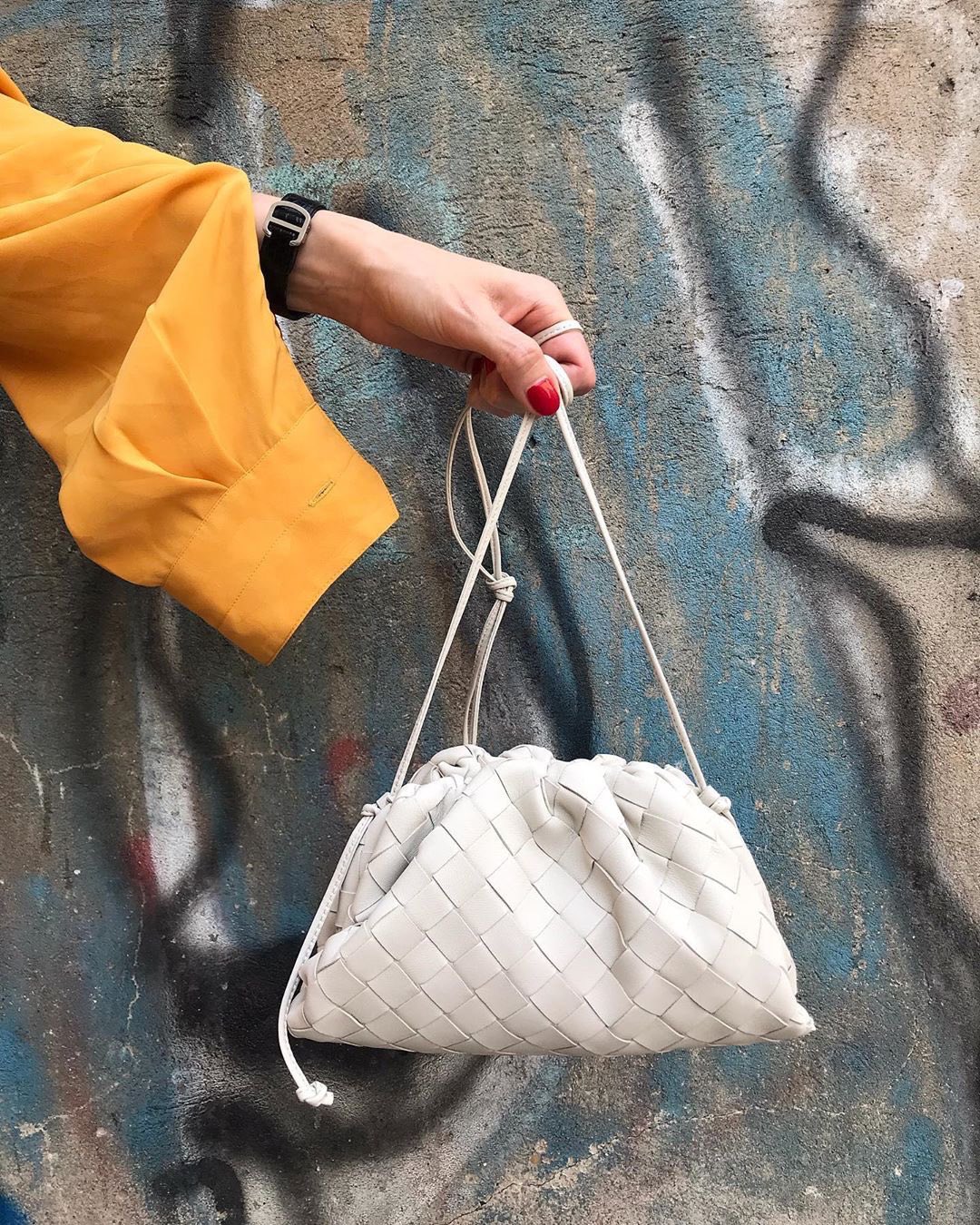 Bottega Veneta THE MINI POUCH 22CM 编织云朵包 585852白色