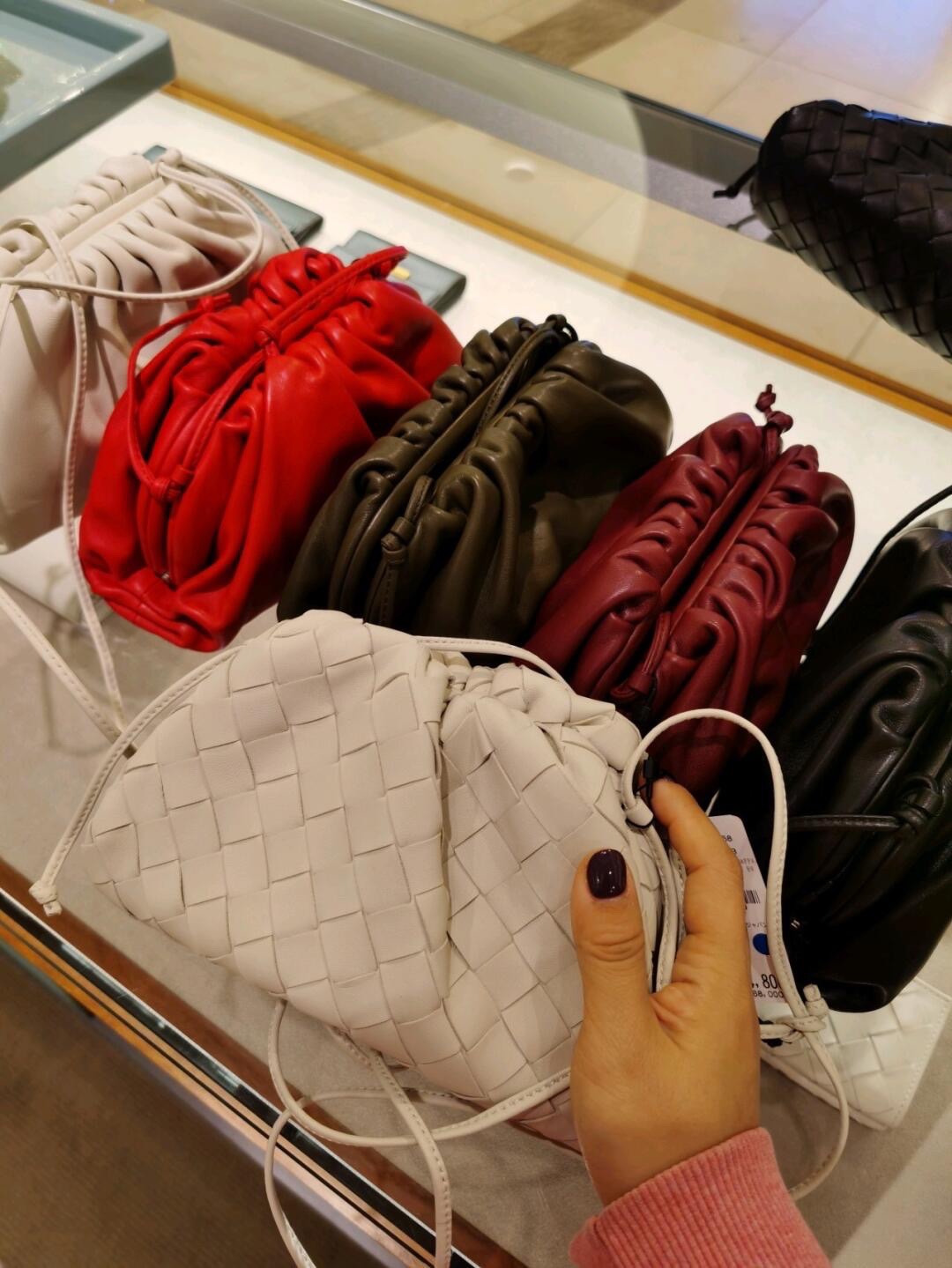 Bottega Veneta THE MINI POUCH 22CM 编织云朵包 585852白色