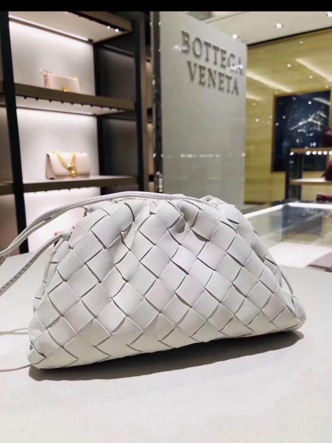 Bottega Veneta THE MINI POUCH 22CM 编织云朵包 585852白色