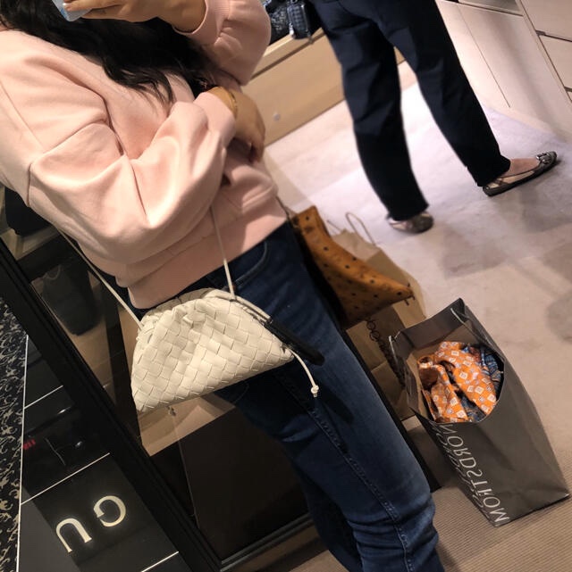 Bottega Veneta THE MINI POUCH 22CM 编织云朵包 585852白色