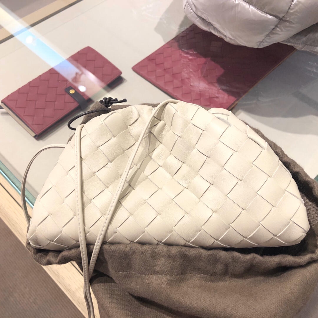 Bottega Veneta THE MINI POUCH 22CM 编织云朵包 585852白色