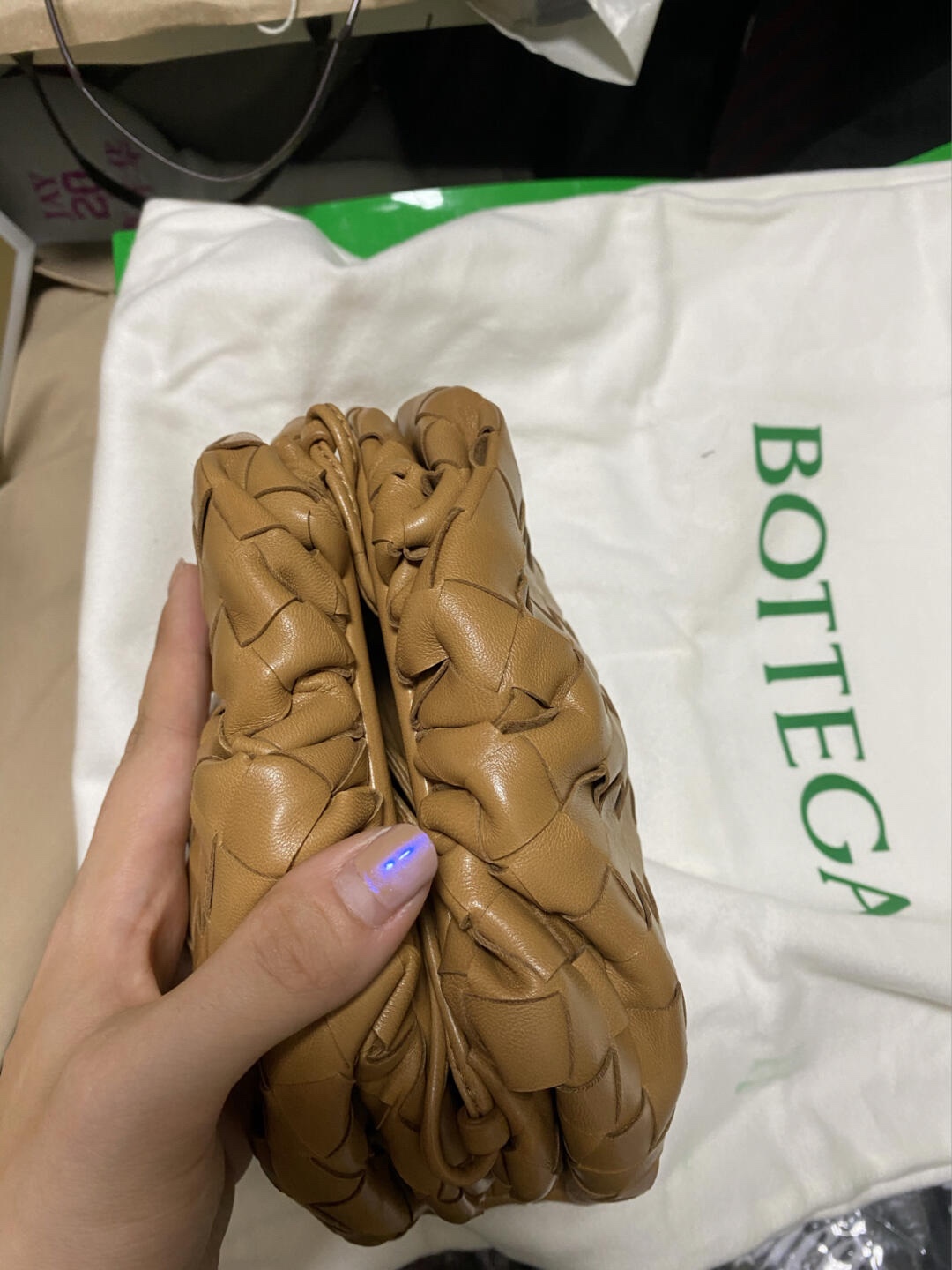 Bottega Veneta THE MINI POUCH 22CM 编织云朵包 585852焦糖色