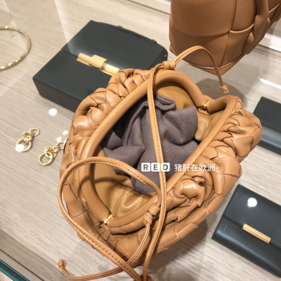 Bottega Veneta THE MINI POUCH 22CM 编织云朵包 585852焦糖色