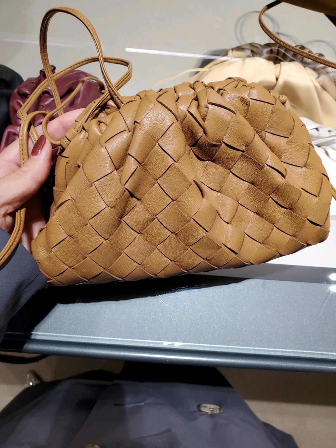 Bottega Veneta THE MINI POUCH 22CM 编织云朵包 585852焦糖色