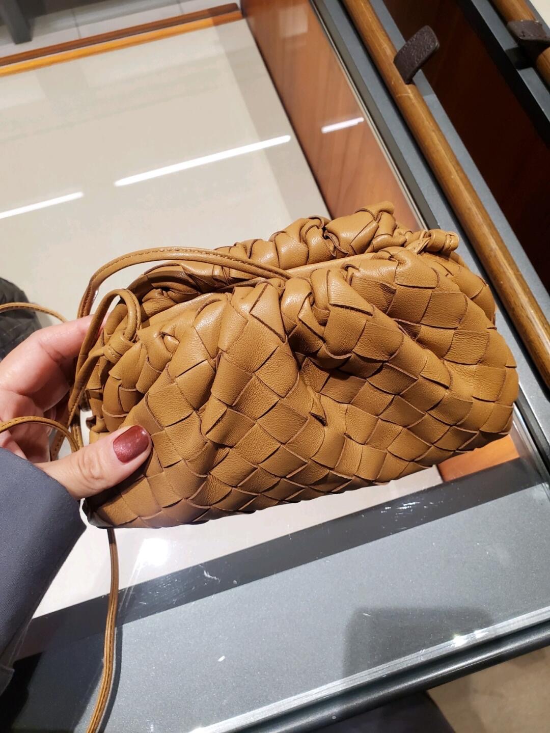 Bottega Veneta THE MINI POUCH 22CM 编织云朵包 585852焦糖色