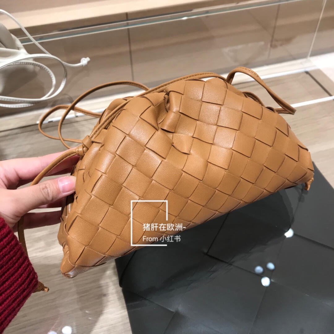 Bottega Veneta THE MINI POUCH 22CM 编织云朵包 585852焦糖色