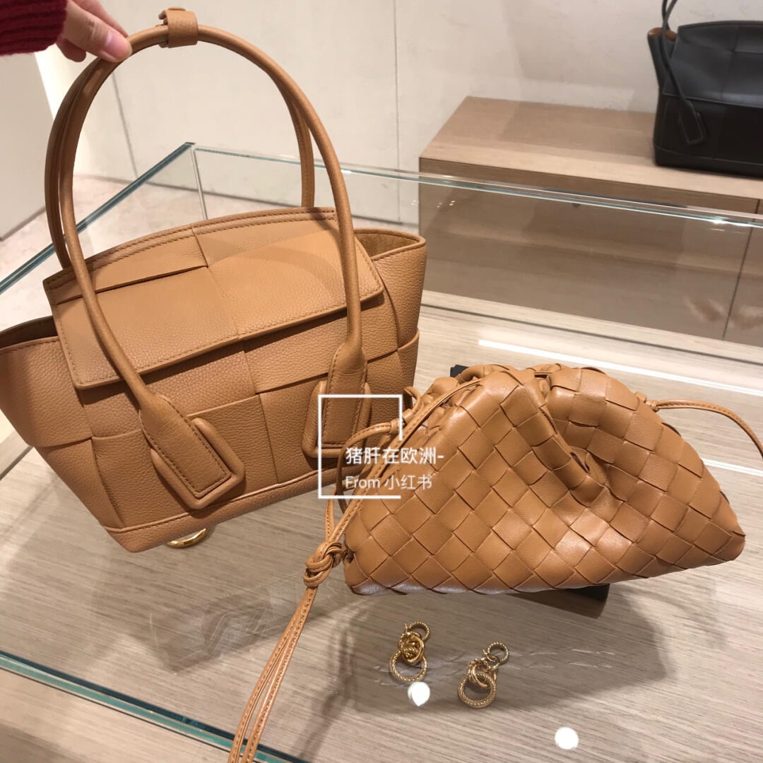 Bottega Veneta THE MINI POUCH 22CM 编织云朵包 585852焦糖色