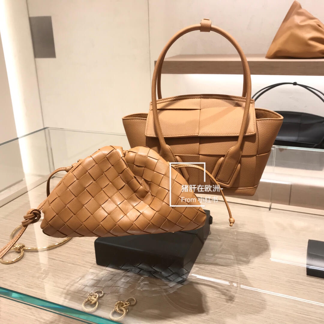 Bottega Veneta THE MINI POUCH 22CM 编织云朵包 585852焦糖色