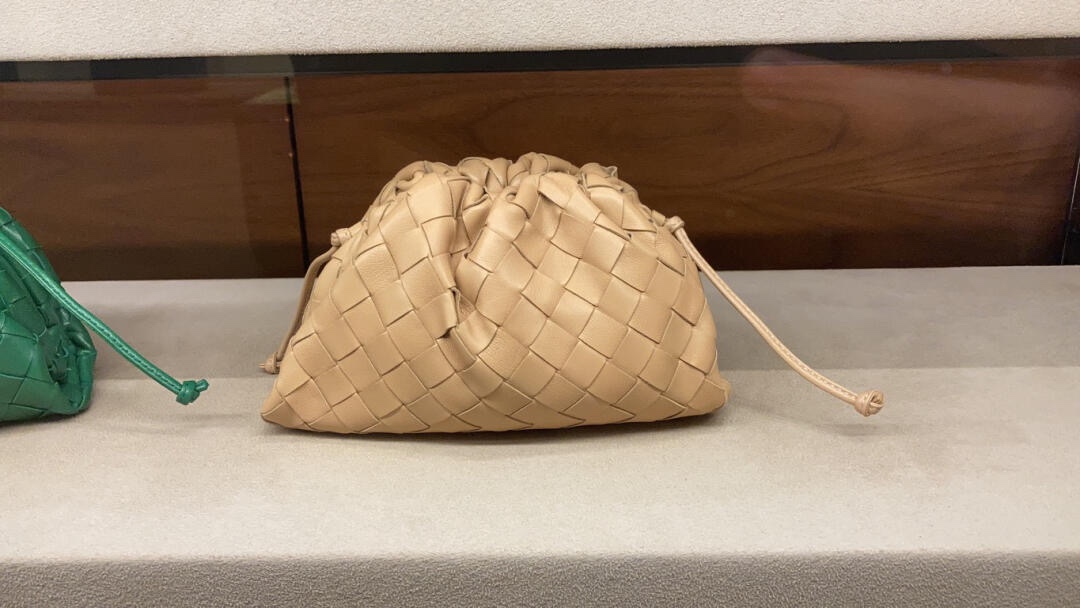 Bottega Veneta THE MINI POUCH 22CM 编织云朵包 585852奶茶色