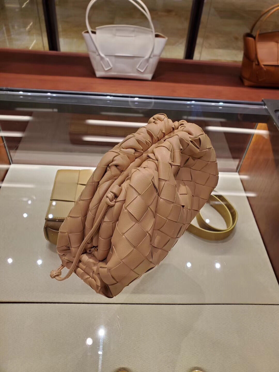 Bottega Veneta THE MINI POUCH 22CM 编织云朵包 585852奶茶色