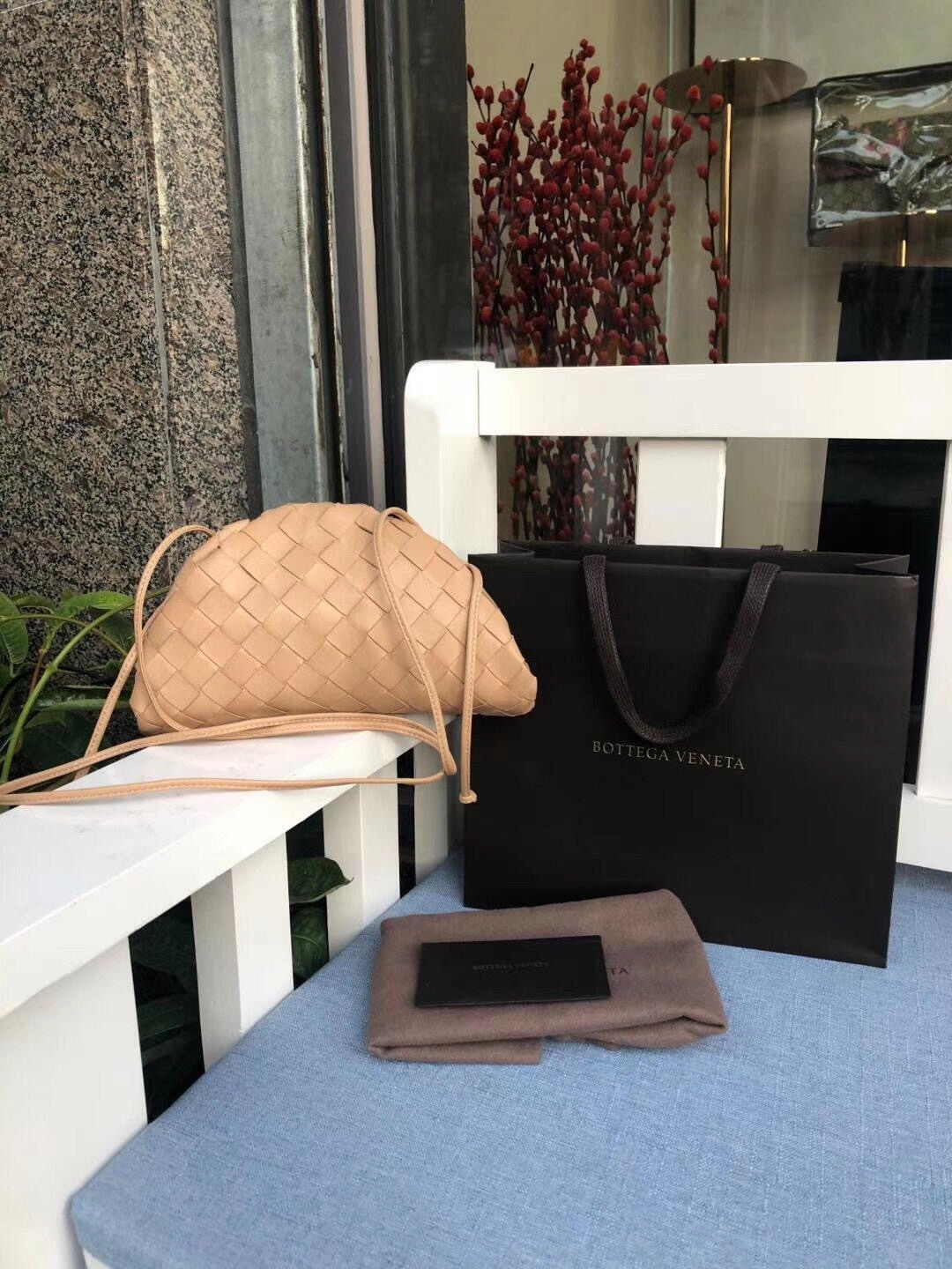 Bottega Veneta THE MINI POUCH 22CM 编织云朵包 585852奶茶色