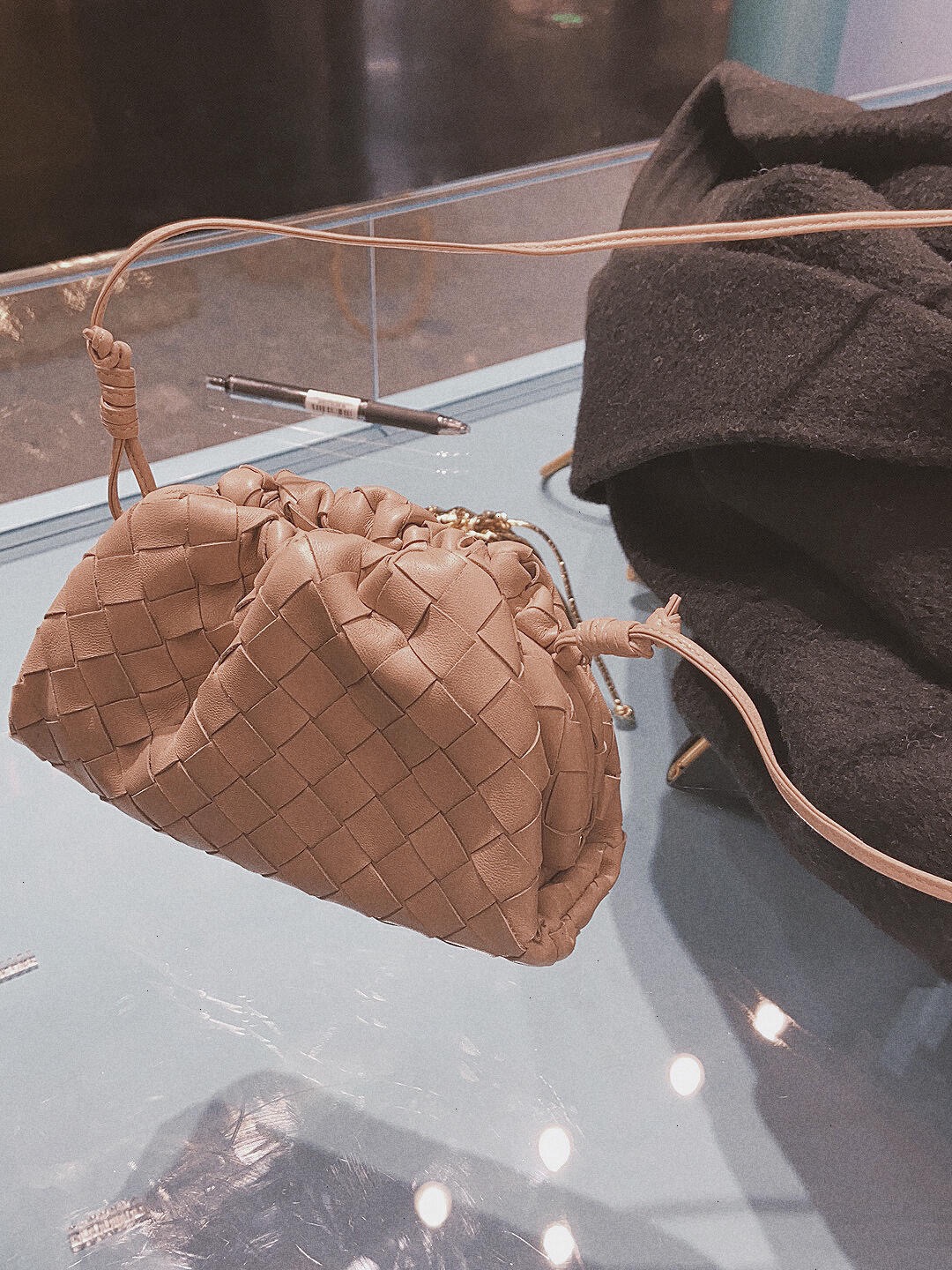 Bottega Veneta THE MINI POUCH 22CM 编织云朵包 585852奶茶色