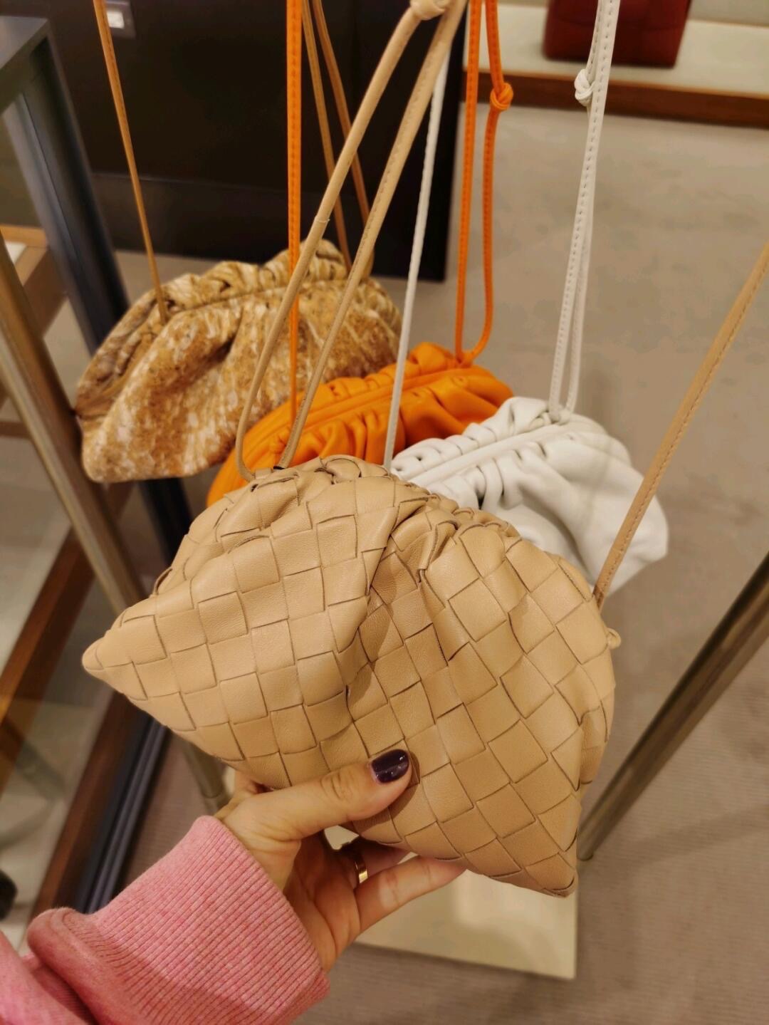 Bottega Veneta THE MINI POUCH 22CM 编织云朵包 585852奶茶色