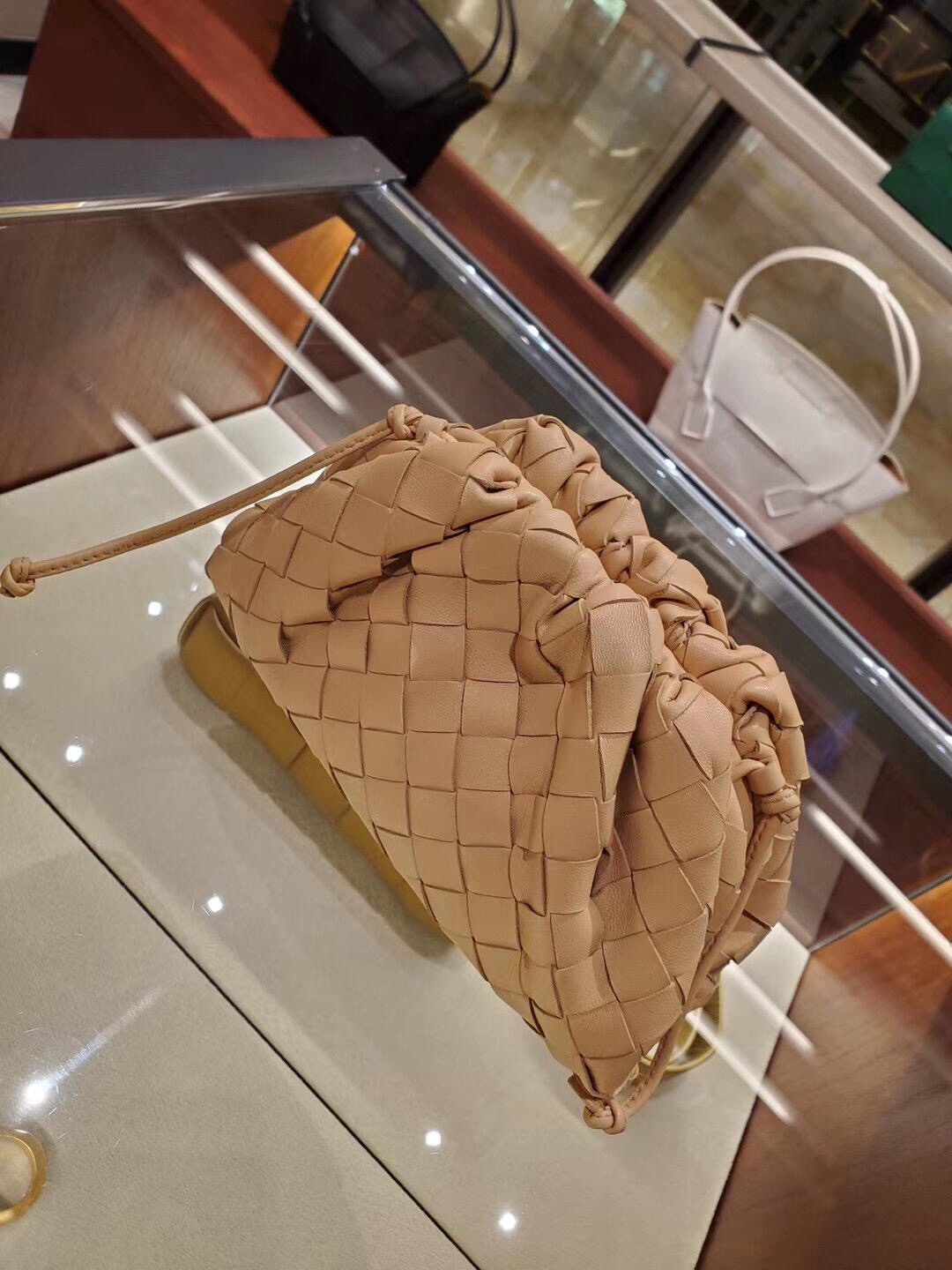 Bottega Veneta THE MINI POUCH 22CM 编织云朵包 585852奶茶色