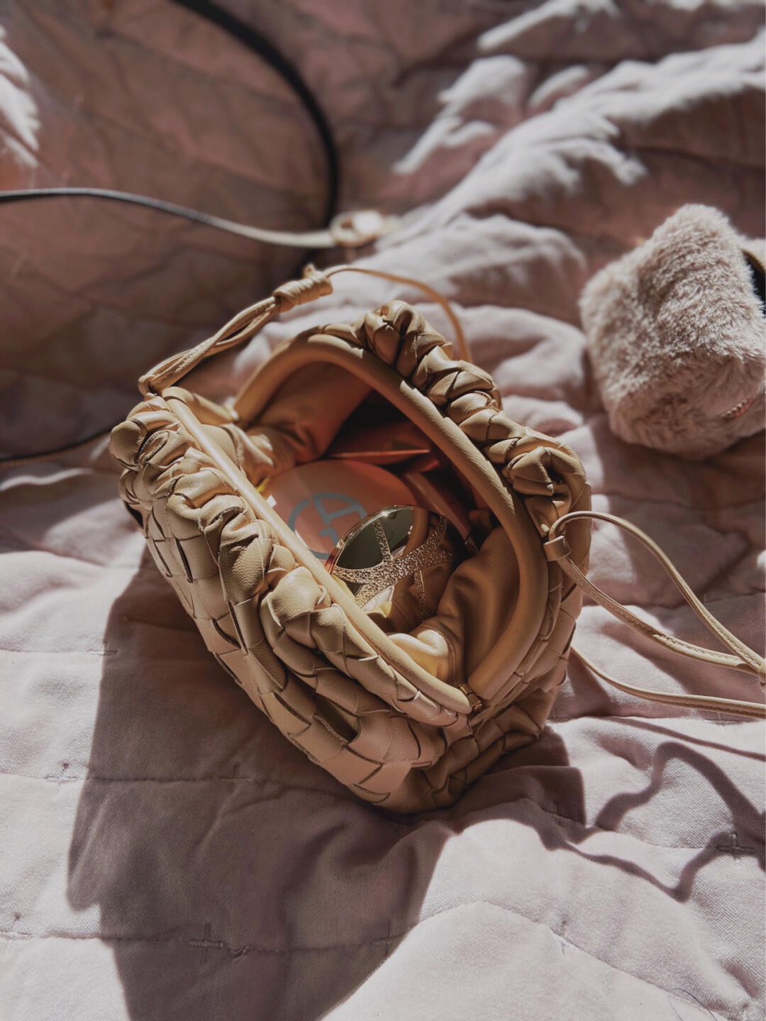 Bottega Veneta THE MINI POUCH 22CM 编织云朵包 585852奶茶色