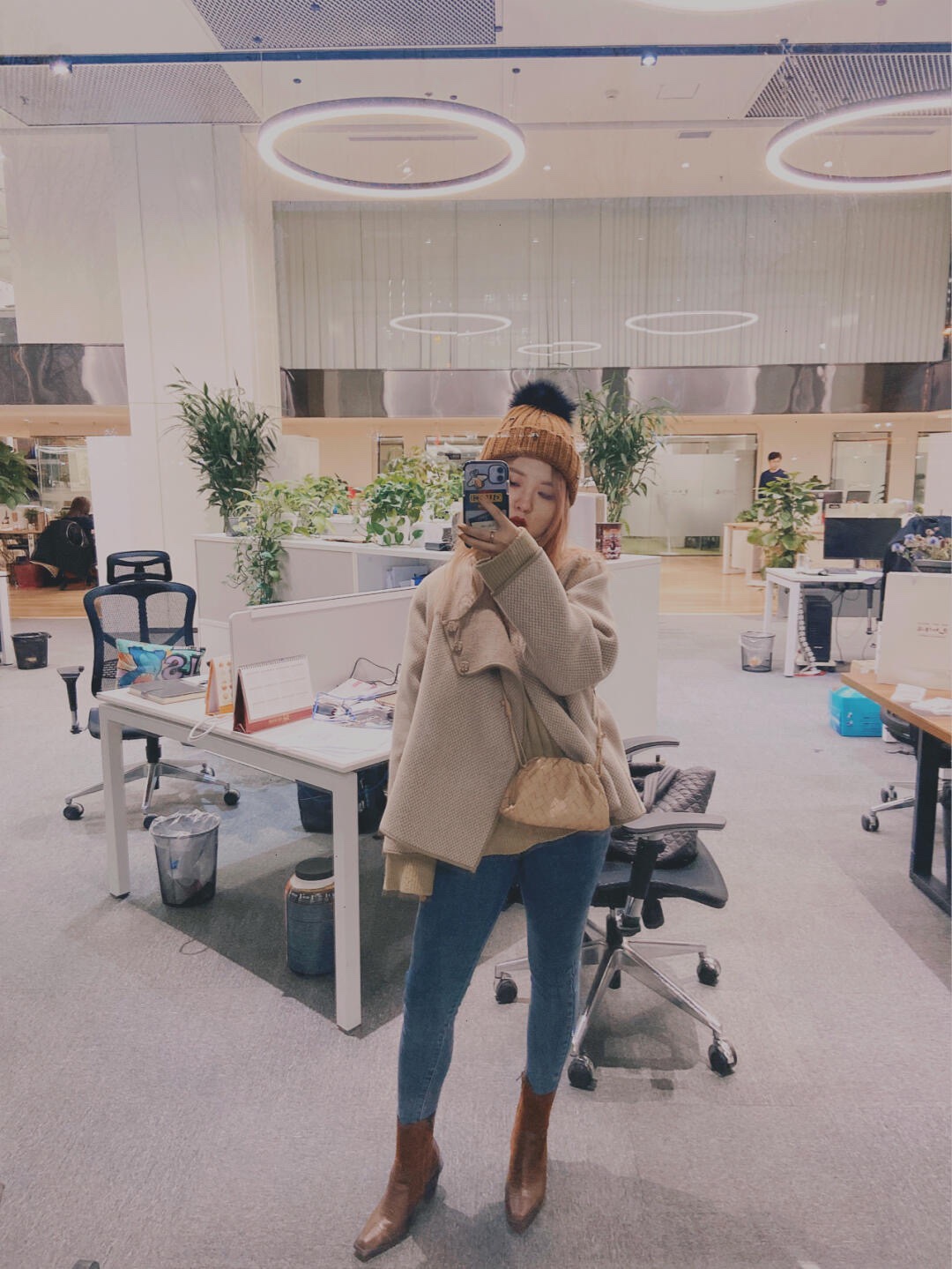 Bottega Veneta THE MINI POUCH 22CM 编织云朵包 585852奶茶色