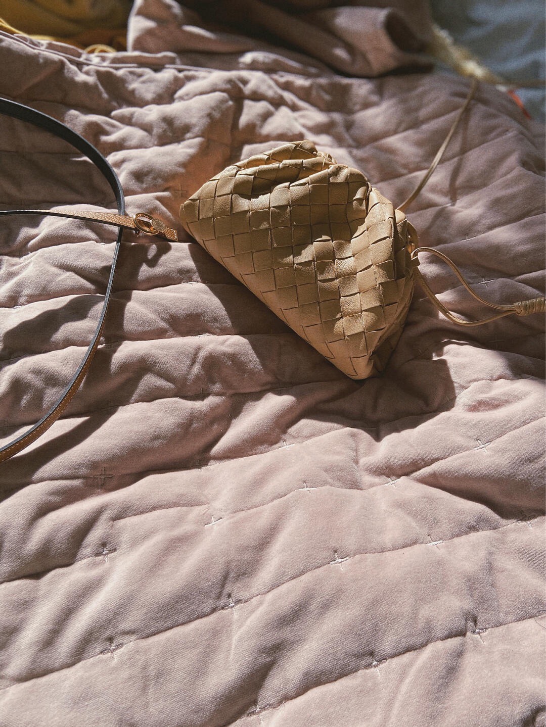 Bottega Veneta THE MINI POUCH 22CM 编织云朵包 585852奶茶色