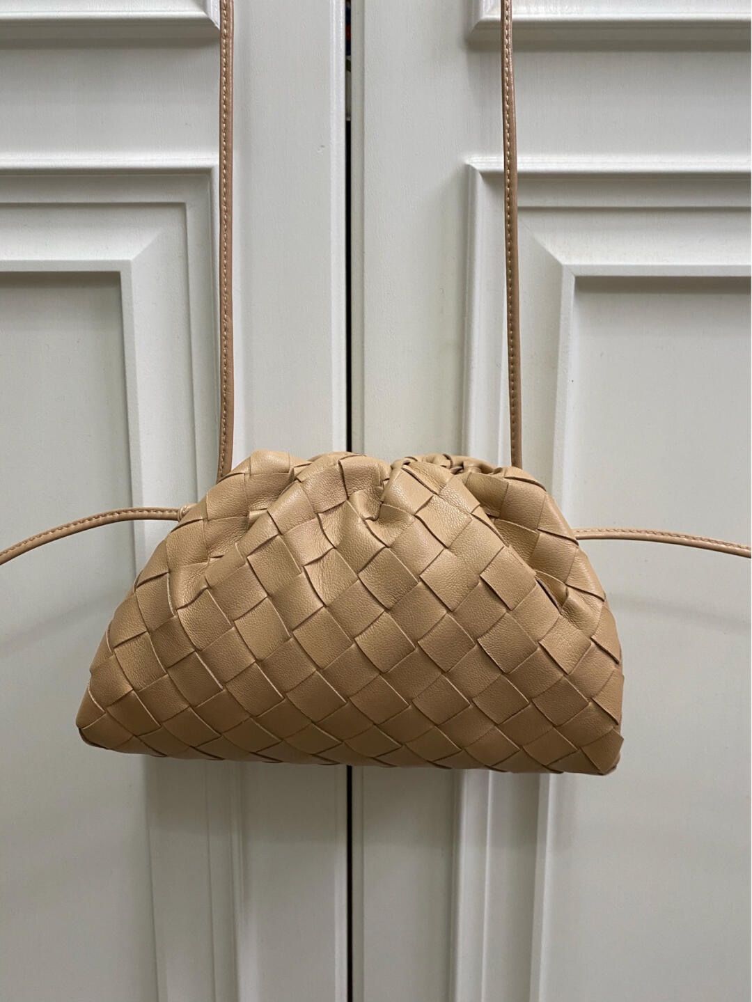 Bottega Veneta THE MINI POUCH 22CM 编织云朵包 585852奶茶色